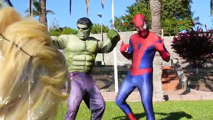 Spiderman vs Congelado Elsa vs Increíble Hulk caer en el Amor de la Vida Real de los Superhéroes de Película