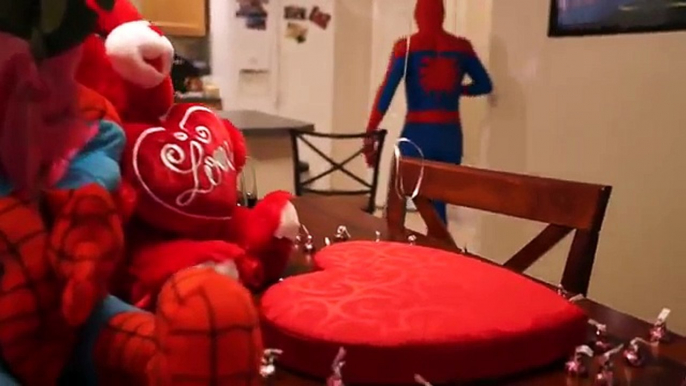 Spiderman y SpiderGirl vs Veneno En la vida Real | Broma del día de san valentín!