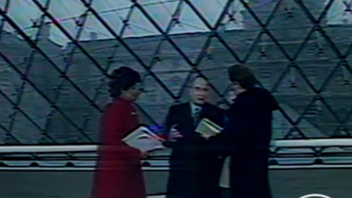 Inauguration de la pyramide du Louvre par le président François Mitterrand.