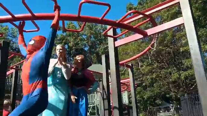 Elsa, Anna, Spiderman en el Patio de recreo / Superhéroes en Nueva York