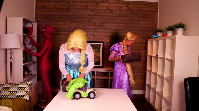 Spiderman & Frozen Elsa vs Rapunzel! w_ Pink Spidergirl, Joker Girl, Maleficent, Hulk & Gum Candy-DBDBJKz