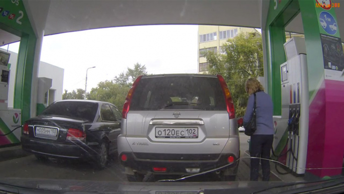 Elle fait le plein d'une voiture qui n'est pas la sienne