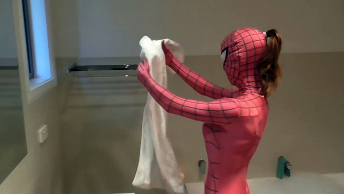 PINK SPIDERGIRL BATH TIME vs SPIDERMAN Bubble BathTime - Fun in Real Life Superhero Movie