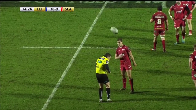 Cet arbitre de Rugby met un carton jaune à un ramasseur de balle... Trop drole!