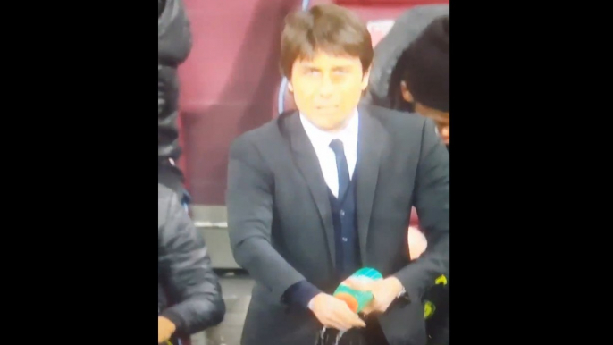 Antonio Conte Comically Washes Hands After Shaking Hands With West Ham Coaches!