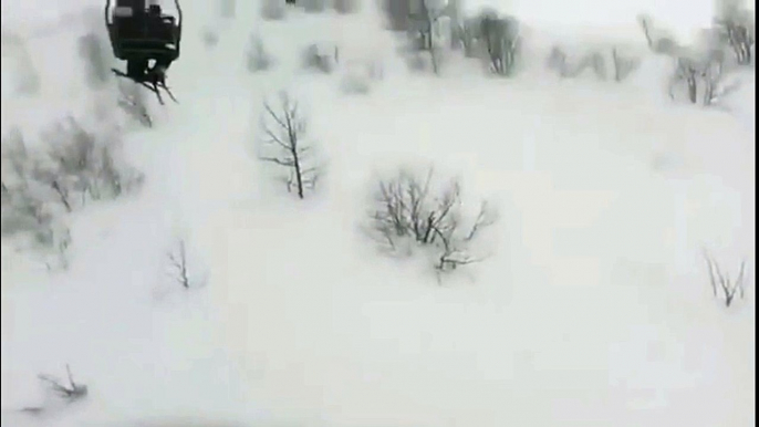 Des skieurs sont bloqués sur un télésiège en pleine tempête