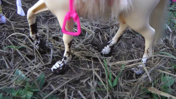 Horse Feeding & Washing ! Elsa & Anna toddlers- Muddy horse - Farm Play - Stable - Barn - Eat-3-Fg72RF