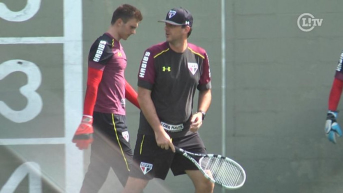 Rogério Federer? Ceni treina goleiros com raquete e bolas de tênis no São Paulo