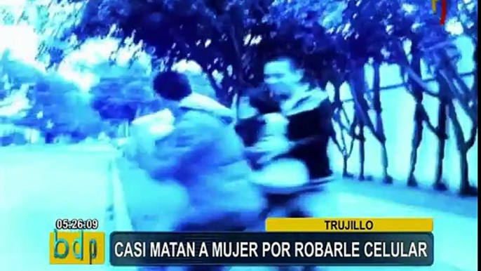 Trujillo: delincuentes arrastran a mujer para robarle su celular