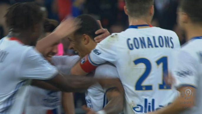 Depay scores halfway stunner in Lyon win