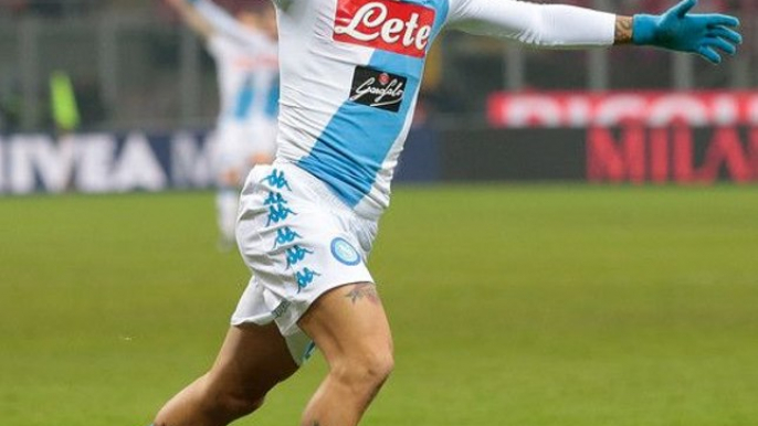 G O O O A A A L - Lorenzo Insigne picks up the loose ball and scores