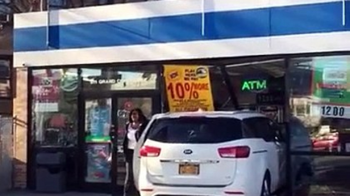 Une femme crashe sa voiture contre une station service et menace ceux qui filment