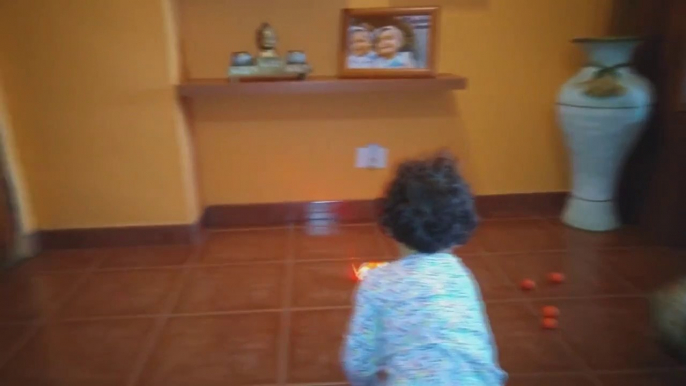 Jugando con sus juguetes | Playing with toys | Diario de Gabri y Eli