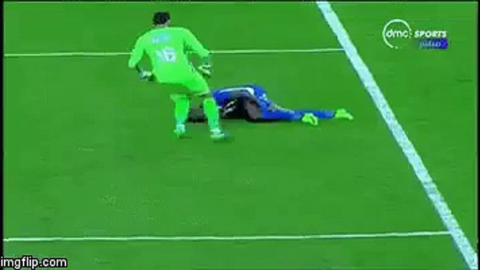 Egyptian goalkeeper saves injured player off the pitch 2017/04/01