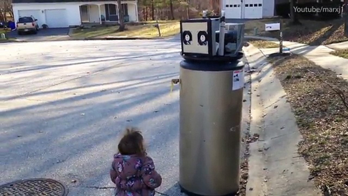 Moment a little American girl meets her first robot _ Daily Mail Online