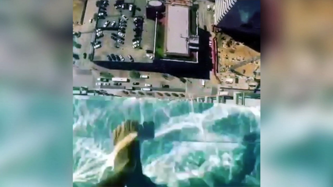 La piscine suspendue à 150 mètres au dessus du vide avec le sol en verre !