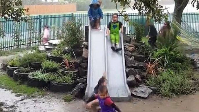 Dans cette garderie les enfant jouent dehors même en plein orage... Vive les flaques de boue