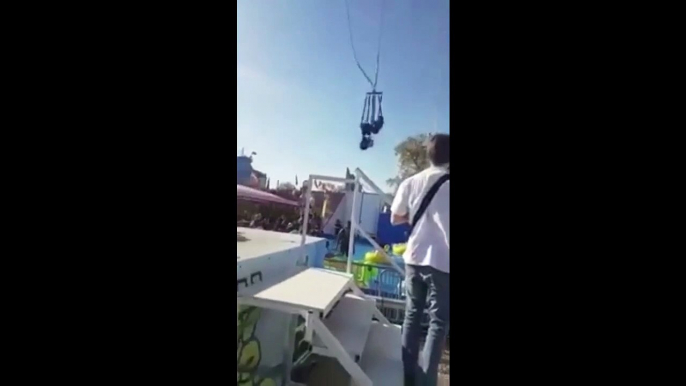 Une fille frôle la mort dans une attraction à la Foire du Trône