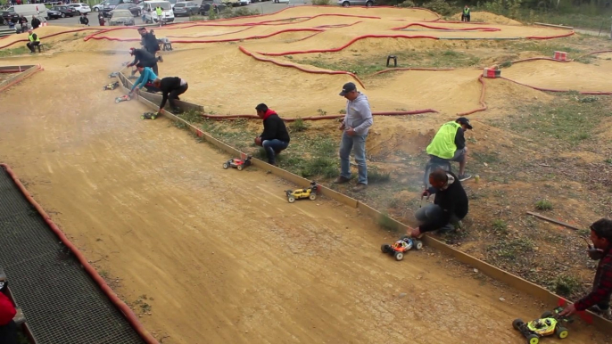 Découvrez une course de voitures télécommandées avec le mini-racing club palois