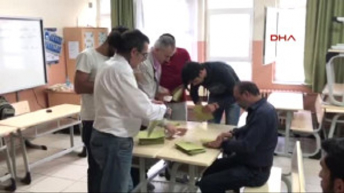 Istanbul'da Ilk Sandıklar Açıldı; Oy Sayım Işlemi Başladı