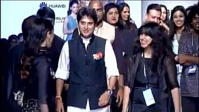 Jyotiraditya Scindia walks on ramp to promote chanderi weaves at India Fashion Week | Oneindia News