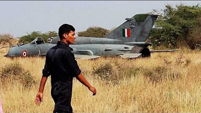 MiG-21 fighter jet crash landed at Srinagar Airport, pilot ejects safely | Oneindia News