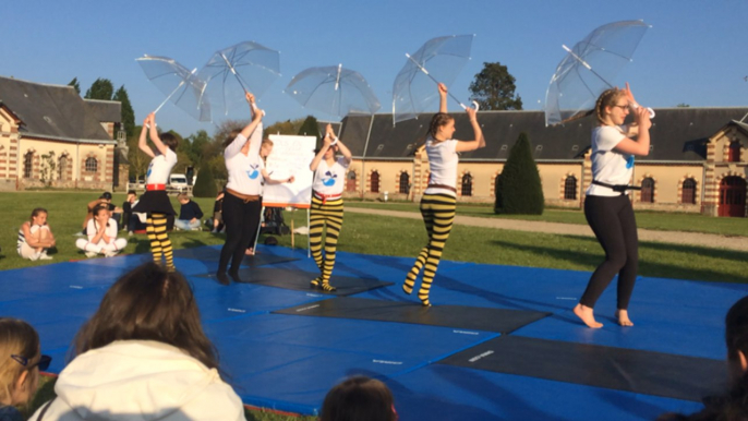 "Cirque en selle" par les ados de l'école de cirque des Saltimbrés