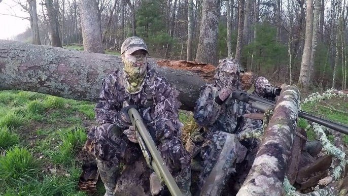 Ce chasseur se fait tirer dessus par erreur... Trop bien camouflé surement