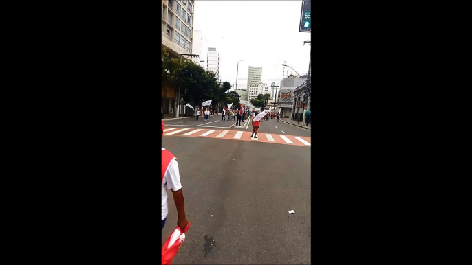 Centro de Vitória tem chuva de papel picado na passagem da manifestação