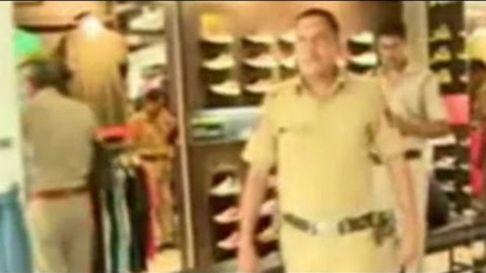 Cops sacked for taking gangster 'shoe shopping'