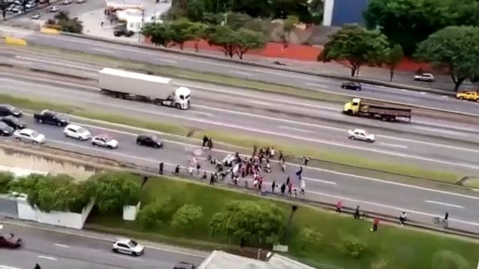 Un chauffard fonce dans une foule de manifestants au brésil