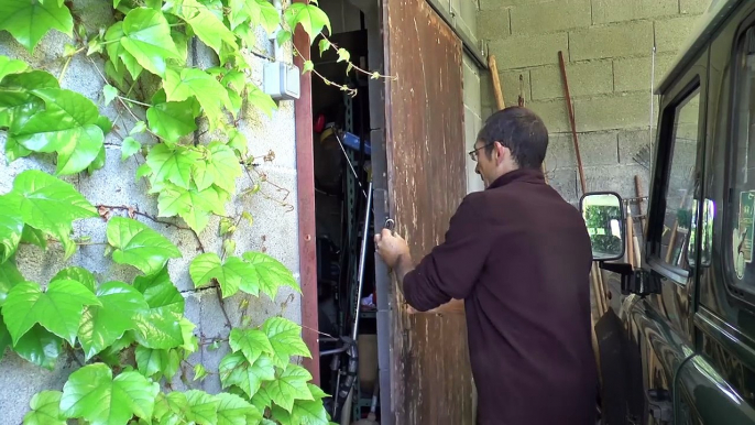 Hautes-Alpes : épamprage et ébourgeonnage dans les vignes après les gelées du printemps