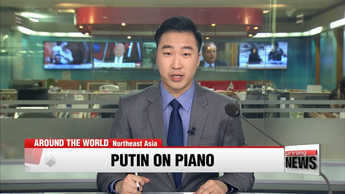 Putin plays piano as he awaits Chinese President Xi