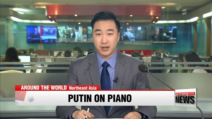 Putin plays piano as he awaits Chinese President Xi