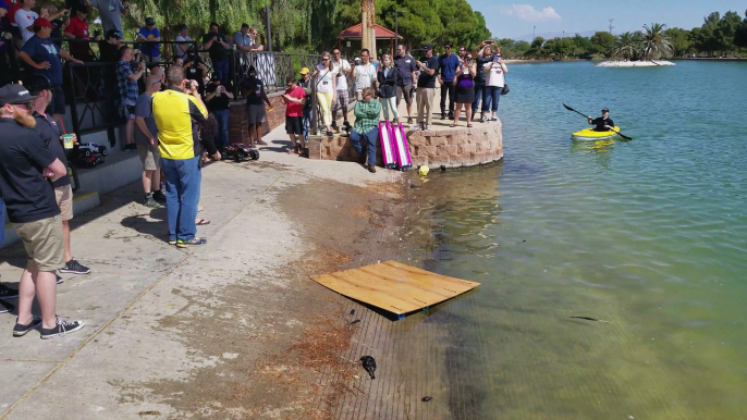 La voiture télécommandée de Jésus : elle roule sur l'eau!