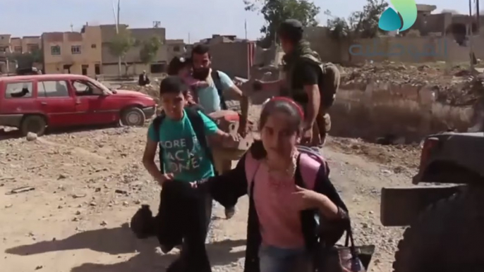 Civilians Flee Mosul Neighborhoods as Iraqi Forces Continue Advance