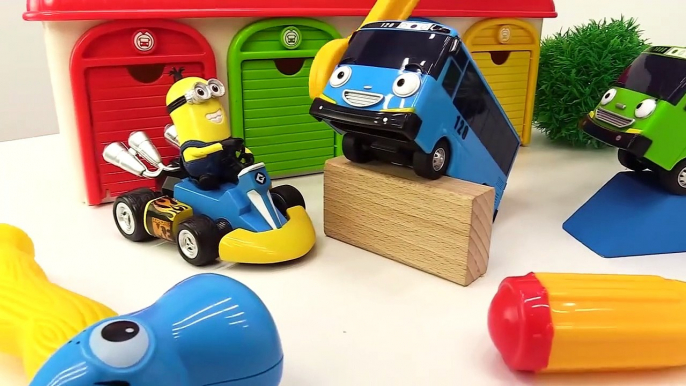 Leo the truck & minions. Kids video with toys. Snow tyres for Leasdo truck. Toy car videos