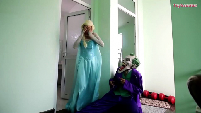 Frozen Elsa LOSES her HEAD! w_ Joker Spiderman & Spidergirl Funny Superheroes in Real Life-YXEeb