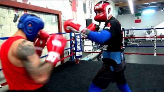 Pro Boxer (black) Sparring A Kickboxing Champ (red) Check It out - esnews boxing