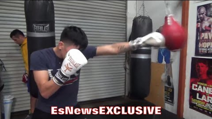Leo Santa Cruz HAS GREAT TIMING & RHYTHM ON DOUBLE END BAG - EsNews Boxing