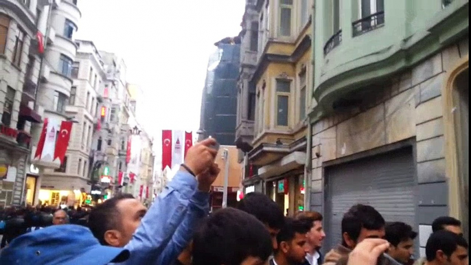 TAKSİM, KÜRT SANATÇILARDAN CANLI MÜZİK PERFORMANSI İZLE (2014.10.29)