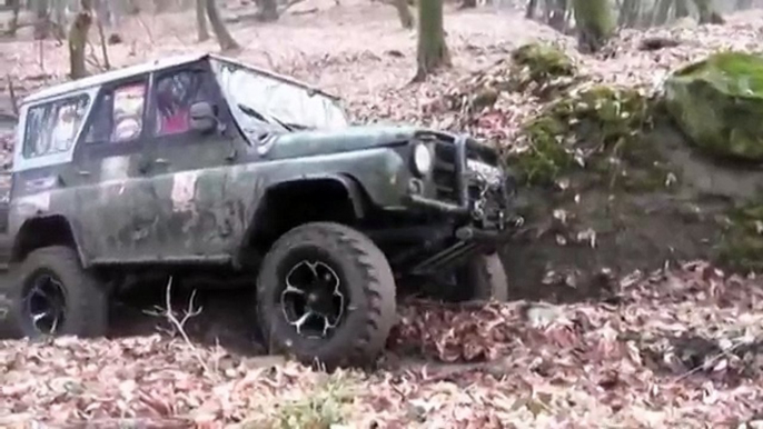 UAZ 4x4 vs Lada Niva Off road Extreme Action on Russian roads