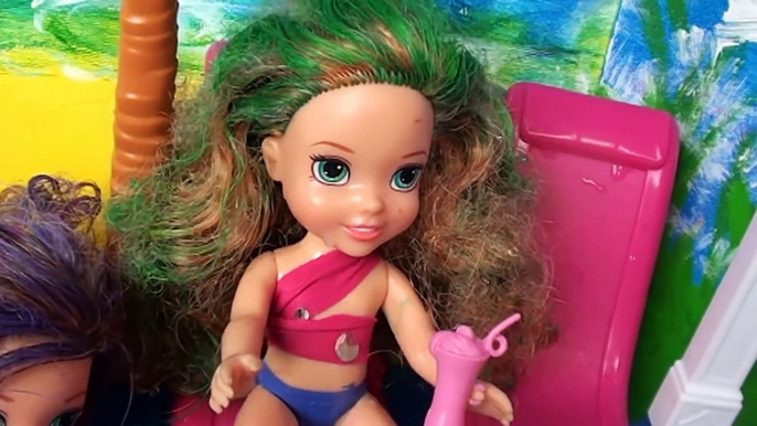 Et manger gelé fête jouer piscine nager les tout-petits jouets la télé Elsa anna anna elsa pizza barbie