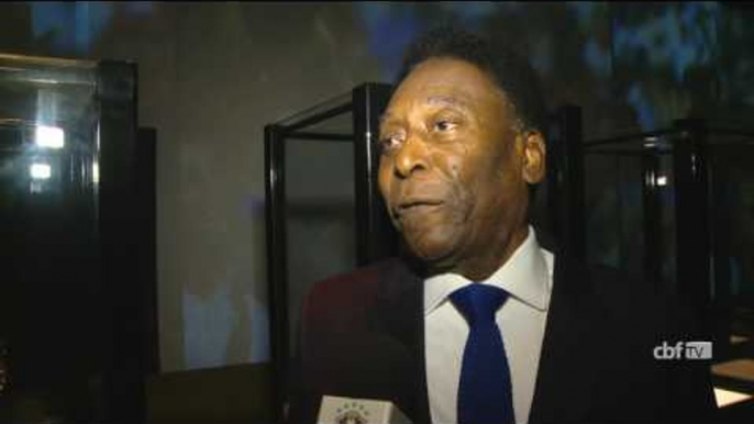 Pelé reencontra taças da Copa do Mundo no Museu Seleção Brasileira