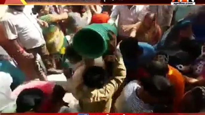 Watch video:Chaos in Aligarh to collect free dustbins