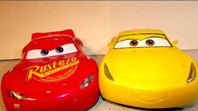 Cars 3 Pixar Lightning McQueen Earthquake in Radiator Springs with Mater Mack Red and Flo