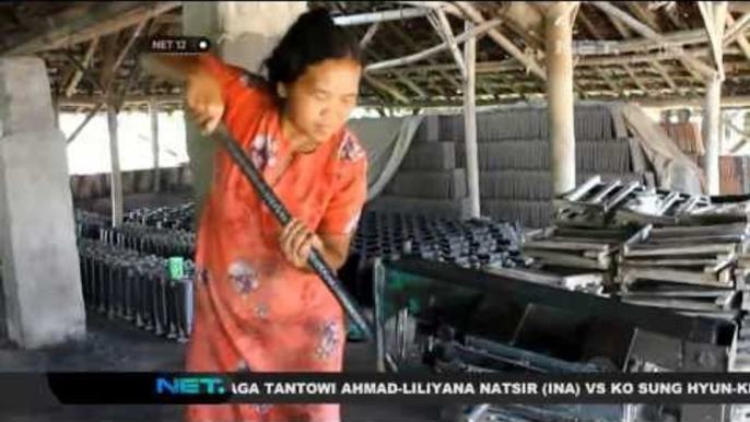 NET12-Di Jombang Para Wanita Bekerja Menjadi Perajin Genteng