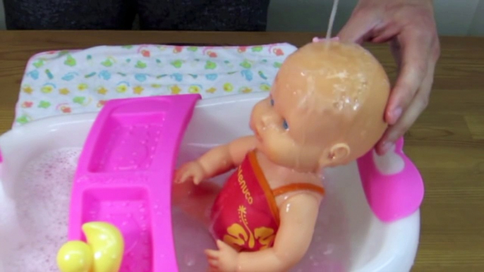 Un et un à un un à bébé bain changer couche poupée fille Comment à Il jouet vidéos bathtime Nenuco