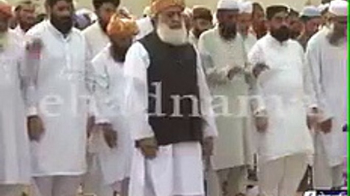 Fazl-ur-Rehman Is Leading Eid Prayers And Forgot Whether He Has To Do Ruku Or Sajda
