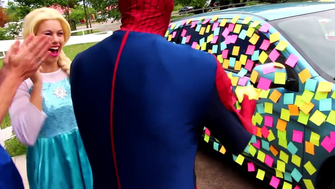 Frozen Elsa STICKY NOTE CAR PRANK! w/ Spiderman Pink Spidergirl Anna Color Challenge in Re